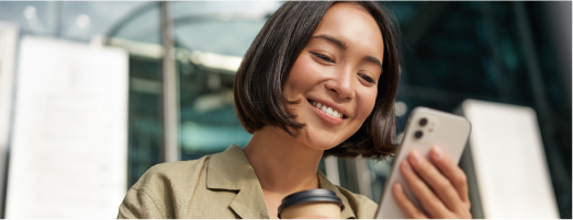 Nutricionista sorrindo com o celular