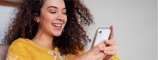 Nutricionista sorrindo ao usar o celular
