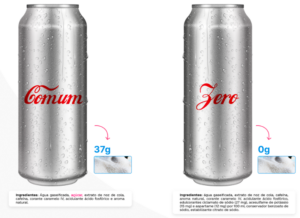 Duas latas prateadas representando Coca-Cola Comum e Coca-Cola Zero, com destaque para o teor de açúcar: 37 g na versão comum e 0 g na versão zero. Ingredientes detalhados abaixo de cada lata.