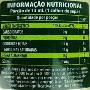 Imagem de um rótulo de um óleo de coco, contém informações nutricionais com fundo preto e detalhes verdes. A tabela exibe os valores de uma porção de 13 mL (1 colher de sopa), informando 108 kcal, 12g de gorduras totais (sendo 11g de gorduras saturadas), e 0g de carboidratos, proteínas, fibras alimentares e sódio. Uma observação no rodapé menciona que o produto não contém quantidades significativas de gorduras trans.